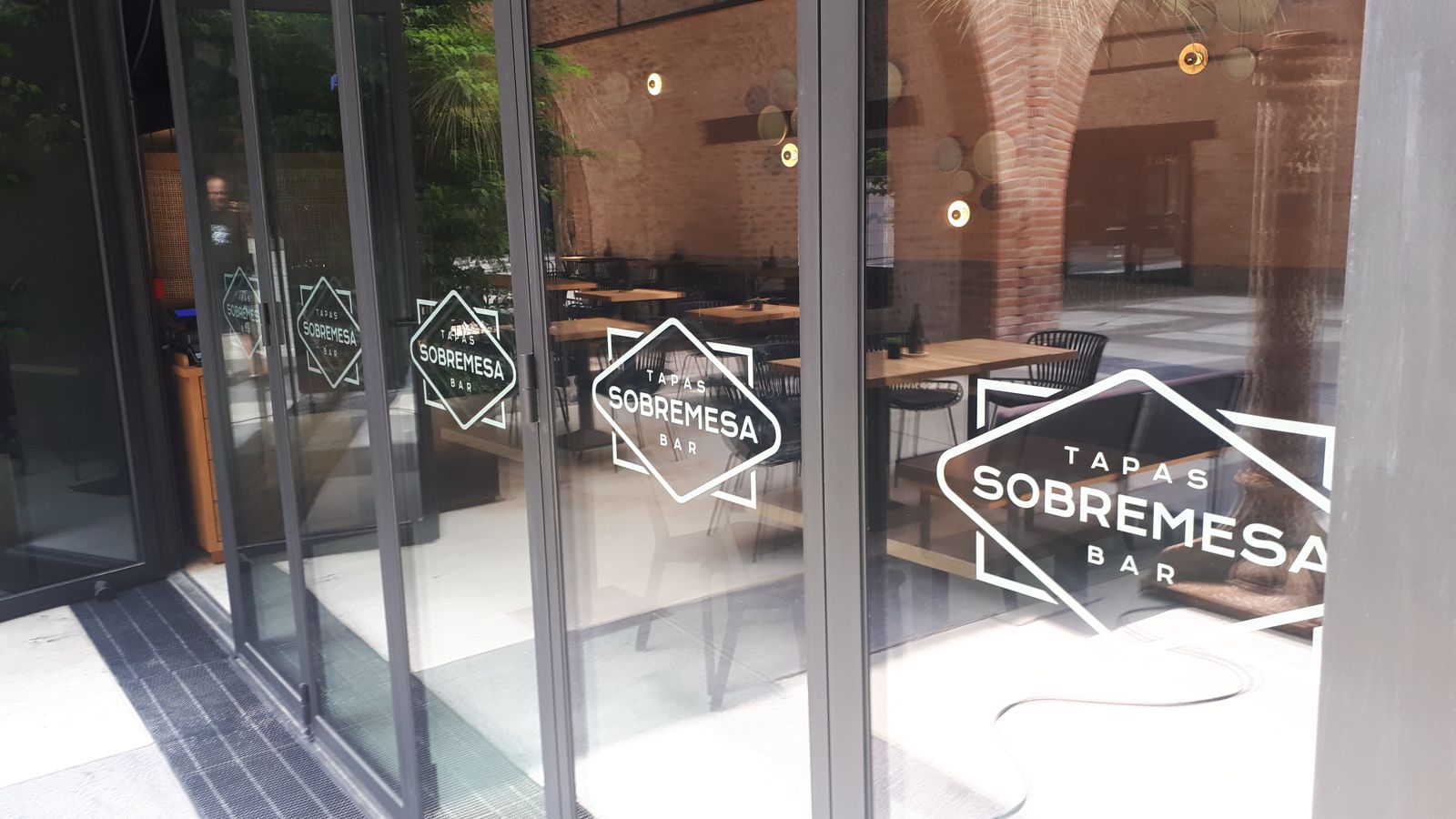 Realizacja: witryna z cięciem foliowym — Sobremesa Bar