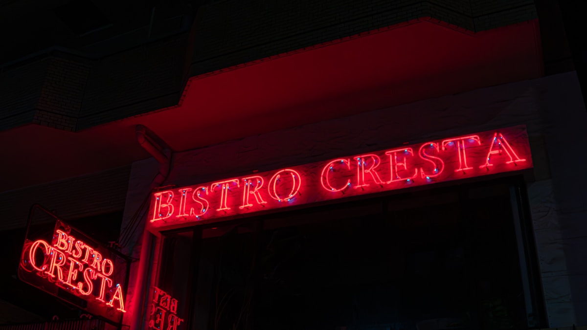 Szyld firmowy z przezroczystej plexi na dystansach ze stali nierdzewnej